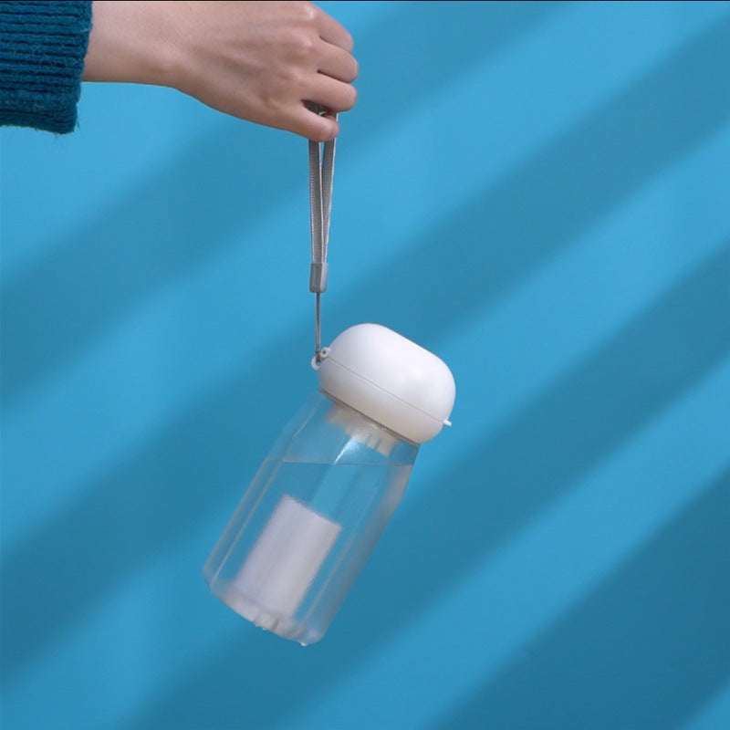 draagbare drinkfles met opbergruimte voor poepzakjes