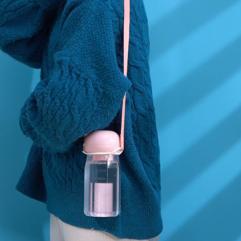 draagbare drinkfles met opbergruimte voor poepzakjes